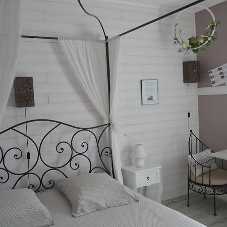 Au Coeur Du Bien Etre, Chambre D'Hotes Avec Piscine Chauffee Et Couverte, Spa, Sauna, Massages Monteaux Exterior photo